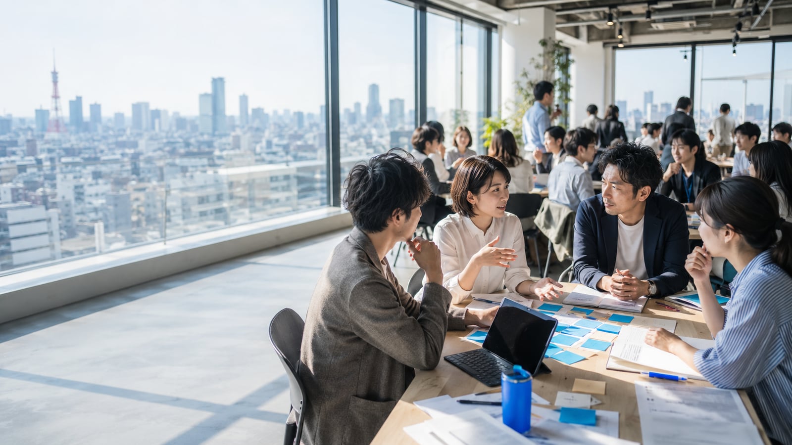 明るいコワーキングに集い活発に議論するRULEMAKERS DAOのメンバー